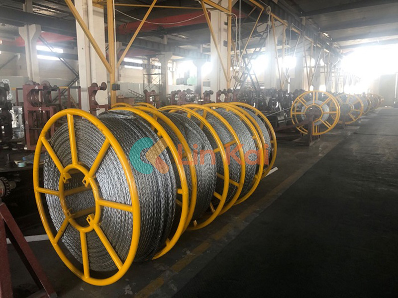Unraveling ຄວາມ​ສໍາ​ຄັນ​ຂອງ​ການ​ຕ້ານ​ການ​ບິດ​ເຊືອກ​ສາຍ​ເຫຼັກ​ກ້າ​ໃນ​ລະ​ບົບ​ສາຍ​ສົ່ງ​ພະ​ລັງ​ງານ​